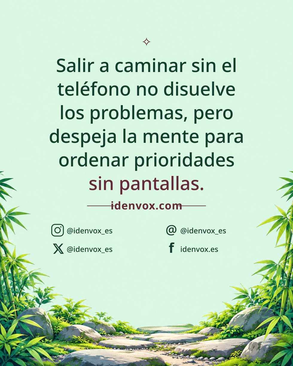 Salir a caminar sin el teléfono no disuelve los problemas, pero despeja la mente para ordenar prioridades sin pantallas.